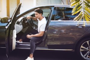 Bild_Mann steigt aus Auto