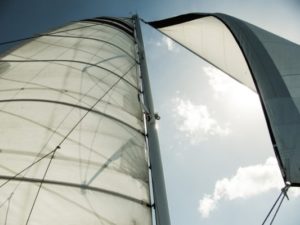 Bild_Bootsversicherung Segel im Wind