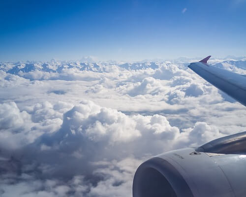 Bild_Reiserücktrittversicherung Flugzeugfenster