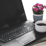 Bild_hundehaftpflichtversicherung laptop mit kaffee