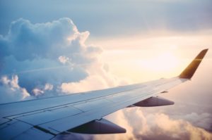 Bild_reisekrankenversicherung flugzeug flügel wolken sonne